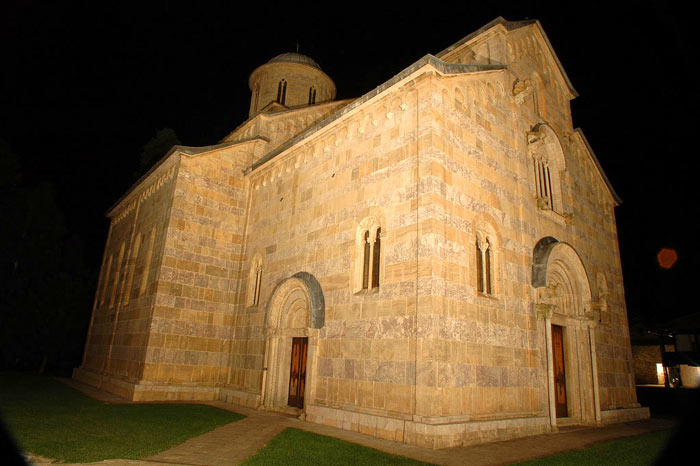 decani/crkva