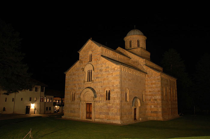 decani/crkva