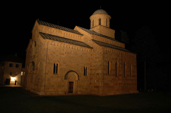 decani/crkva