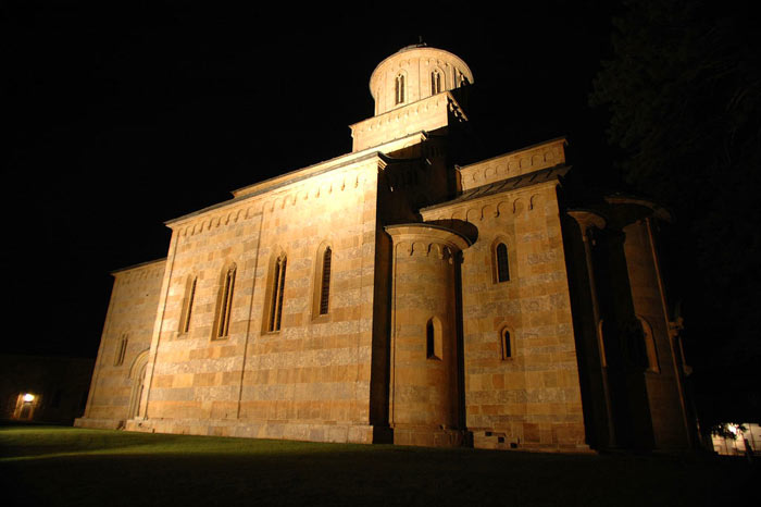 decani/crkva