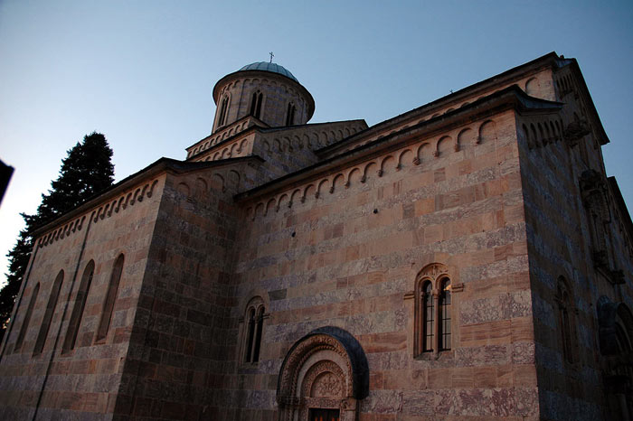 decani/crkva